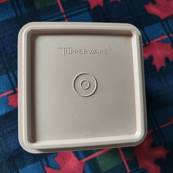 Tupperware Square Saltine Saver Container w/ Pink Lid - Picture 5 of 5